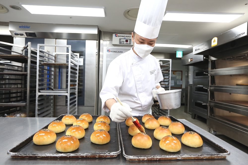 롯데호텔 코로나19와 사투를 벌이고 있는 대구 지역 의료진을 응원하기 위해 단팥빵 2000개를 전달했다. /사진제공=롯데호텔