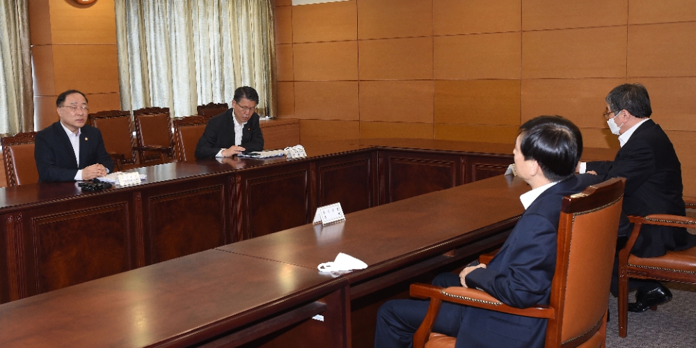 홍남기 부총리 겸 기획재정부 장관이 3월 13일 서울 광화문 금융감독원 연수원에서 이주열 한국은행 총재, 은성수 금융위원회 위원장, 윤석헌 금융감독원 원장이 참석한 가운데 열린 긴급 거시경제금융회의를 주재하고 있다. / 사진출처= 기획재정부