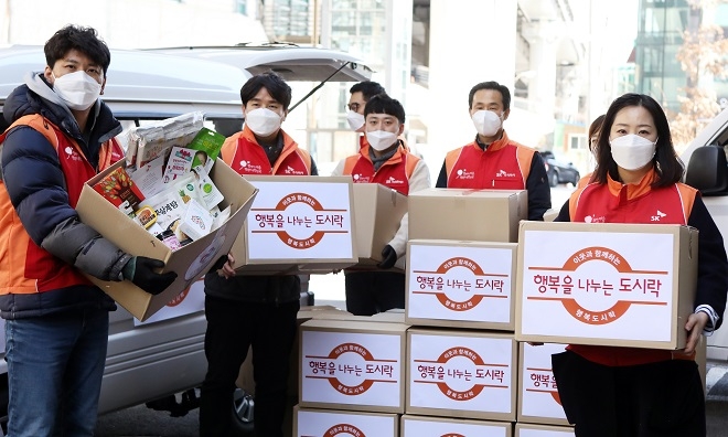 SK 임직원들이 15일 서울 행복도시락플러스 북부센터에서 결식 우려 어린이들에게 행복도시락과 함께 전달할 '행복상자'를 만들고 있다. 사진=SK.
