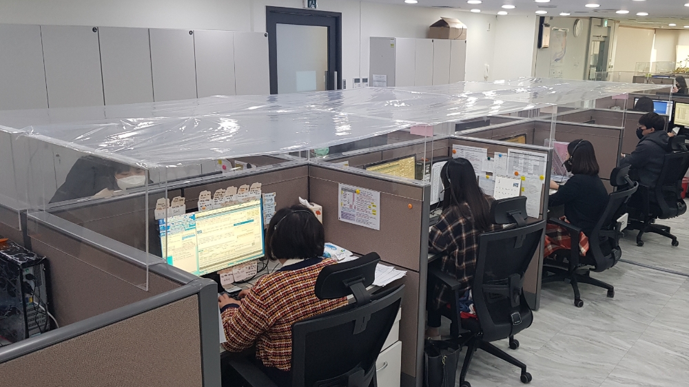 아주캐피탈 콜센터 내부 모습. 직원 간 비말 접촉을 방지하기 위해 위쪽까지 비닐로 접촉을 차단했다./사진=아주캐피탈