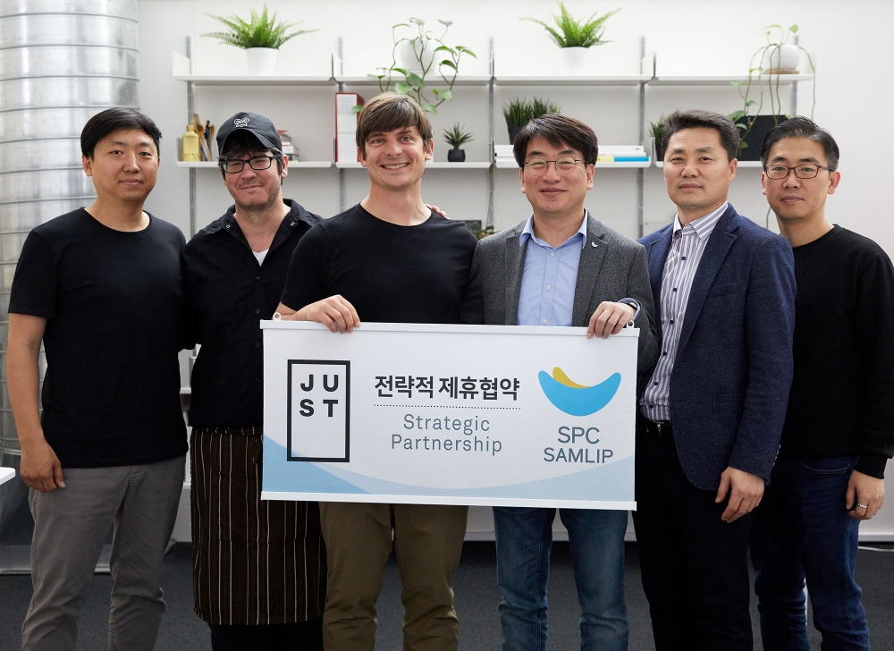 미국 샌프란시스코 저스트(JUST) 본사에서 저스트 CEO 조쉬 테트릭(왼쪽에서 세번째)과 SPC삼립 김범수 본부장(왼쪽에서 네번째)이 기념 촬영을 하고 있다. /사진제공=SPC삼립