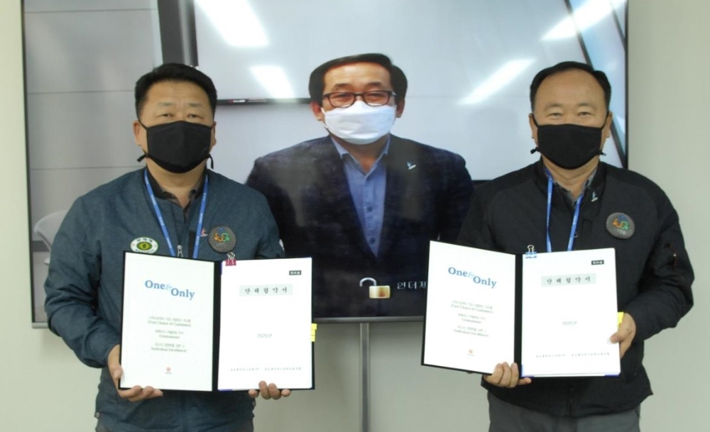 (왼쪽부터) 코로롱인더스트리 김연상 노조위원장과 장희구 대표이사, 김성중 구미공장장.