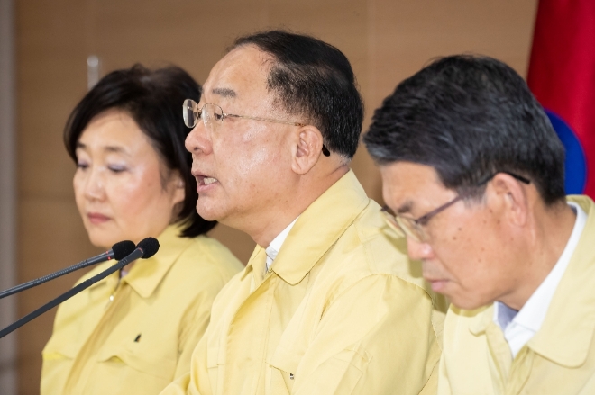 ▲홍남기 경제부총리 겸 기획재정부 장관이 19일 오후 서울 종로구 세종로 정부서울청사에서 열린 ‘비상경제회의 개최 결과’ 브리핑에서 발언하고 있다./사진=금융위원회