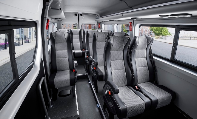 신형 르노 마스터 버스 내부.