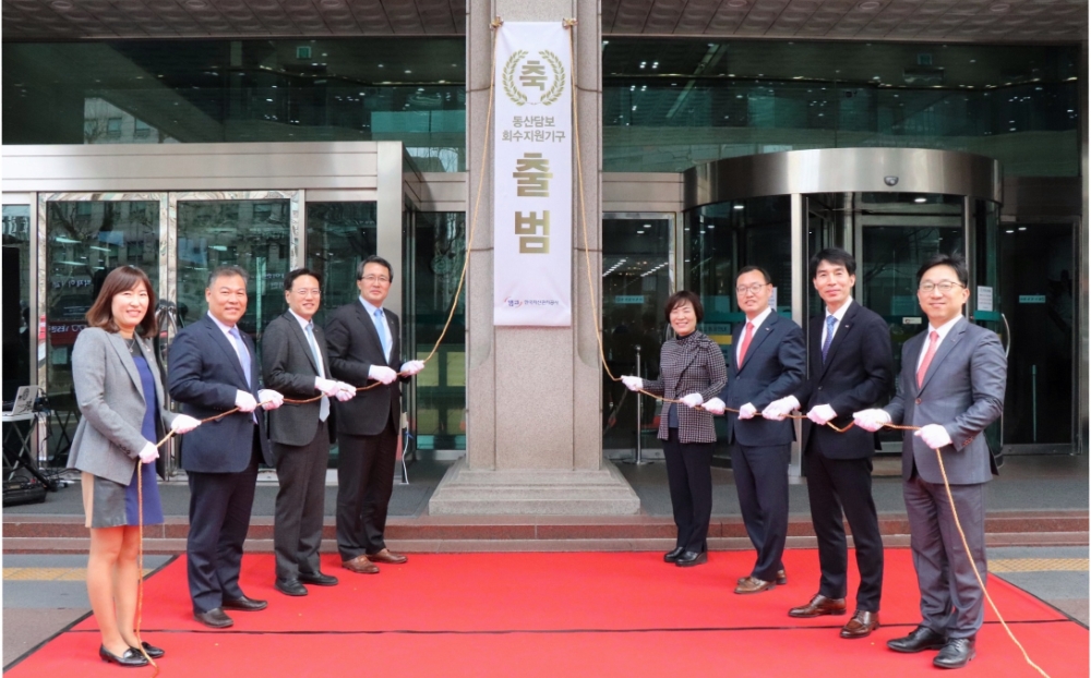 △ 문성유 캠코 사장(왼쪽 네 번째)과 기업지원본부 임직원들이 26일 캠코양재타워에서 ‘캠코동산금융지원(주)’의 현판제막식을 진행하고 있다. /사진=캠코