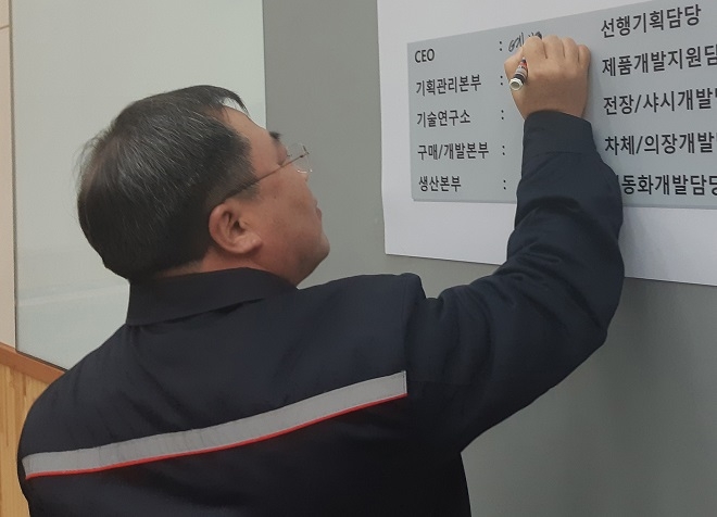 예병태 쌍용차 사장이 2019년 12월 6일 쌍용차 인재개발원에서 열린 임원 대상 제조물 책임(PL) 등 품질 관련 워크숍에서 품질 체계 구축을 위한 결의문에 서명하고 있다.