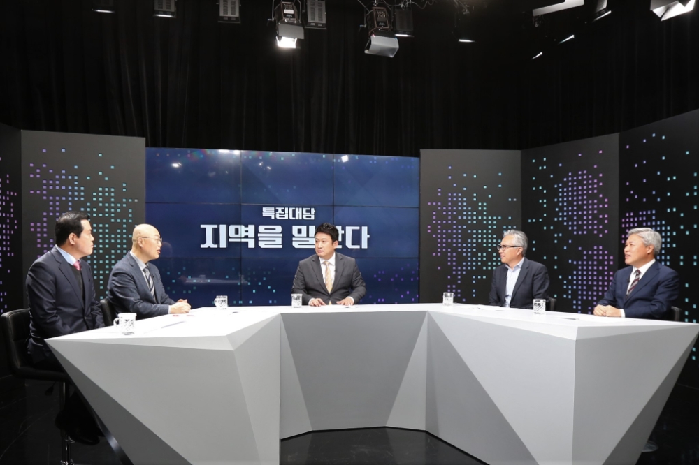 전문가들이 LG헬로비전 스튜디오에서 지역균형발전 방안에 대해 논의하고 있다. (왼쪽부터)하혜수 교수, 이기원 위원장, 서경석 씨, 오종린 교수, 서왕진 원장/사진=LG헬로비전