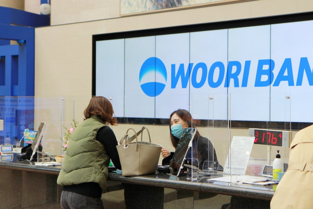 고객의 코로나19 감염예방을 위한 우리은행 영업점 고객창구 투명 칸막이 사진 / 사진= 우리은행