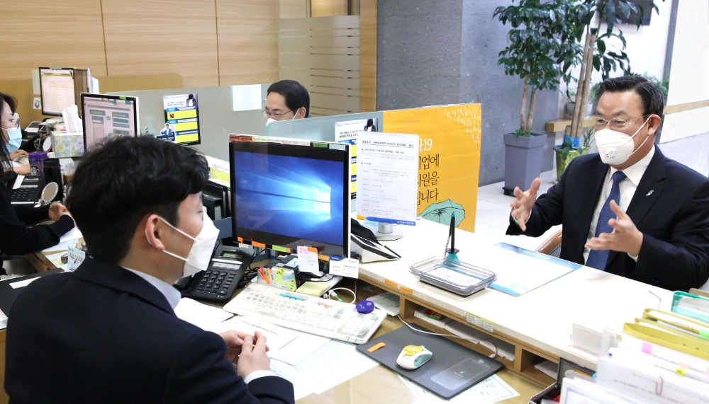 김태영 은행연합회 회장은 2일 NH농협은행 서울 광화문금융센터를 방문해 운영 상황을 확인하고 격려했다. / 사진= 은행연합회(2020.04.02)