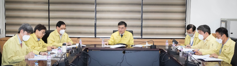 손병두 금융위 부위원장(가운데)이 9일 서울 종로구 정부서울청사 금융위원회에서 금융상황 점검회의를 진행하고 있다. / 사진= 금융위원회(2020.04.09)