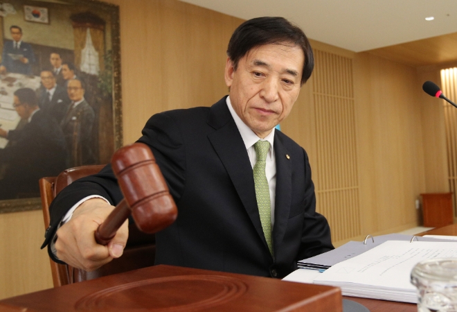 이주열 한국은행 총재가 9일 서울 중구 한은 본관에서 열린 금융통화위원회에서 의사봉을 두드리고 있다./사진=한국은행