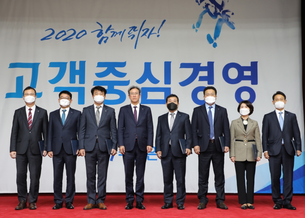 4월 17일 수협은행 본사에서 개최된 ‘2020년 2분기 Sh수협은행 경영전략회의’에서 이동빈 은행장(왼쪽에서 네 번째)과 1분기 성과 우수영업점장 및 직원들이 함께 기념촬영을 하고 있다. / 사진= Sh수협은행(2020.04.20)