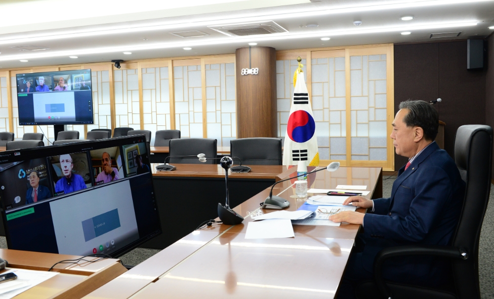 박차훈 새마을금고중앙회장이 유럽협동조합은행협회 (EACB) 집행위원회 화상회의에 참여하고 있다./사진=새마을금고중앙회