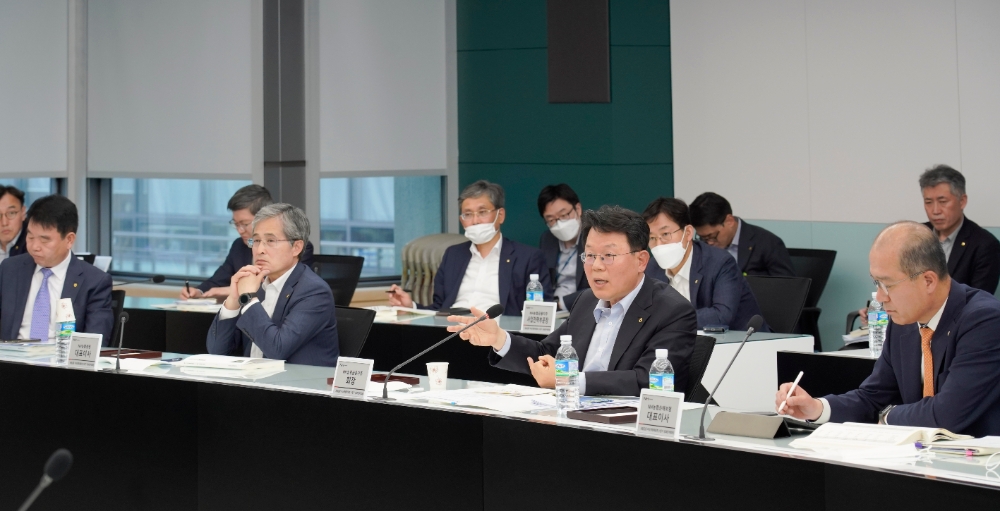 △ 김광수 NH농협금융 회장(오른쪽 두 번째)이 NH농협금융 1분기 성과분석회의를 주재하고 있다. /사진=NH농협금융