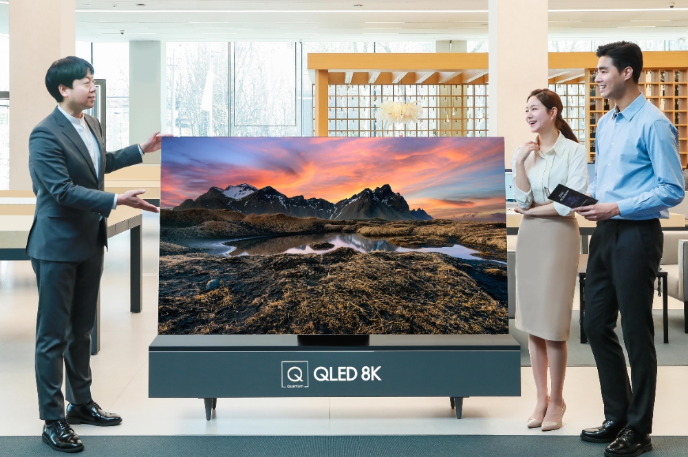 삼성전자 모델들이 QLED 8K 모델을 홍보하고 있다/사진=삼성전자