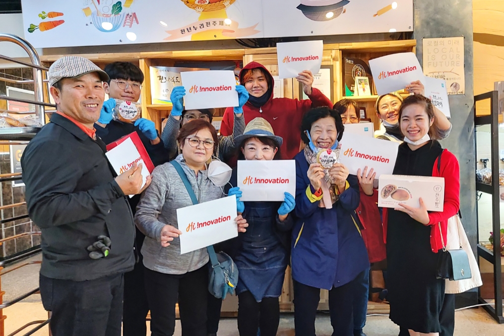 전주비빔빵 직원들이 SK이노베이션 통합 서브브랜드인 Hi !nnovation 로고를 들어보이고 있다./사진=SK이노베이션