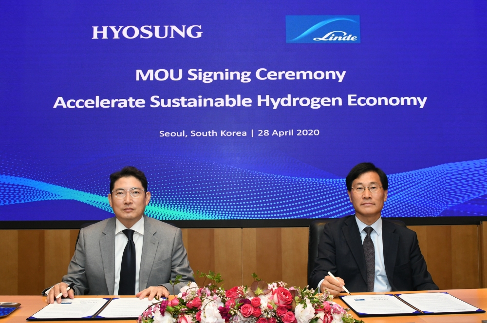 조현준 효성 회장(왼쪽)과 성백석 린데코리아 사장이 MOU를 체결하고 있다/사진=효성