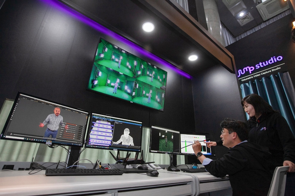 SK텔레콤 관계자들이 점프 스튜디오 안에서 혼합현실 콘텐츠를 제작하고 있다/사진=SK텔레콤