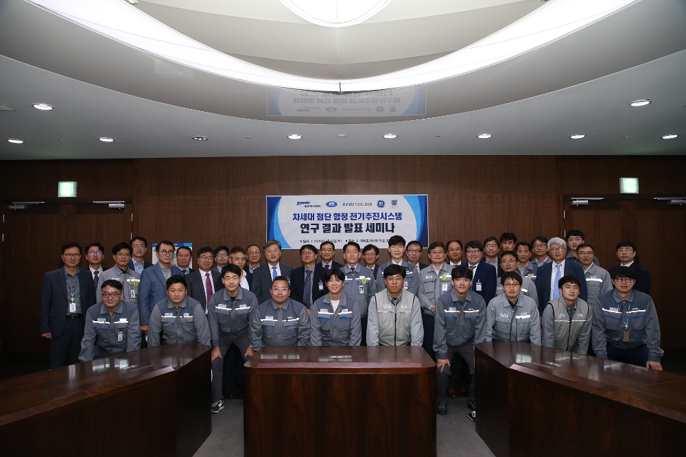 대우조선해양은 지난 6일 옥포조선소에서 대우조선해양 박두선 부사장, 한국전기연구원 유동욱 부원장, 서울대학교 설승기 교수, 한국선급 김영석 단장 등 주요 관계자들이 참석한 가운데 차세대 첨단 함정 전기추진시스템 연구결과 발표회를 가졌다./사진=대우조선해양