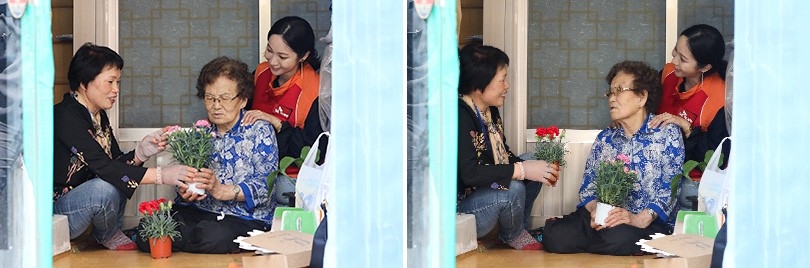▲홀몸 어르신에게 카네이션 화분을 전달하는 SK이노베이션 구성원과 생활지원사/사진=SK이노베이션