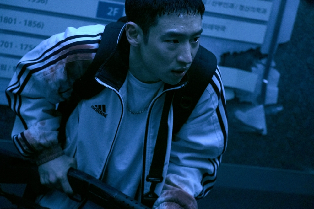 영화 사냥의 시간 속 배우 이제훈의 모습/사진=넷플릭스