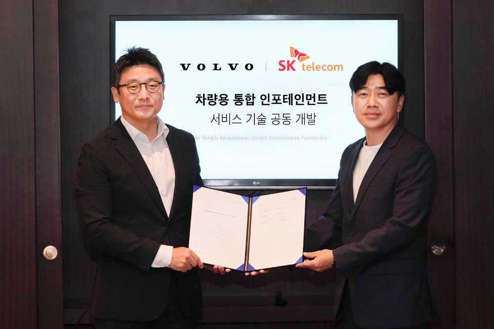 SK텔레콤은 볼보자동차코리아와 통합 IVI 공동개발 및 협력을 골자로 한 ‘차량용 통합 인포테인먼트 서비스 기술 공동 개발 계약’을 체결했다고 11일 밝혔다. 이윤모 볼보자동차코리아 대표이사(사진 왼쪽)와 이종호 SK텔레콤 모빌리티 사업단장(사진 오른쪽)./사진=SK텔레콤
