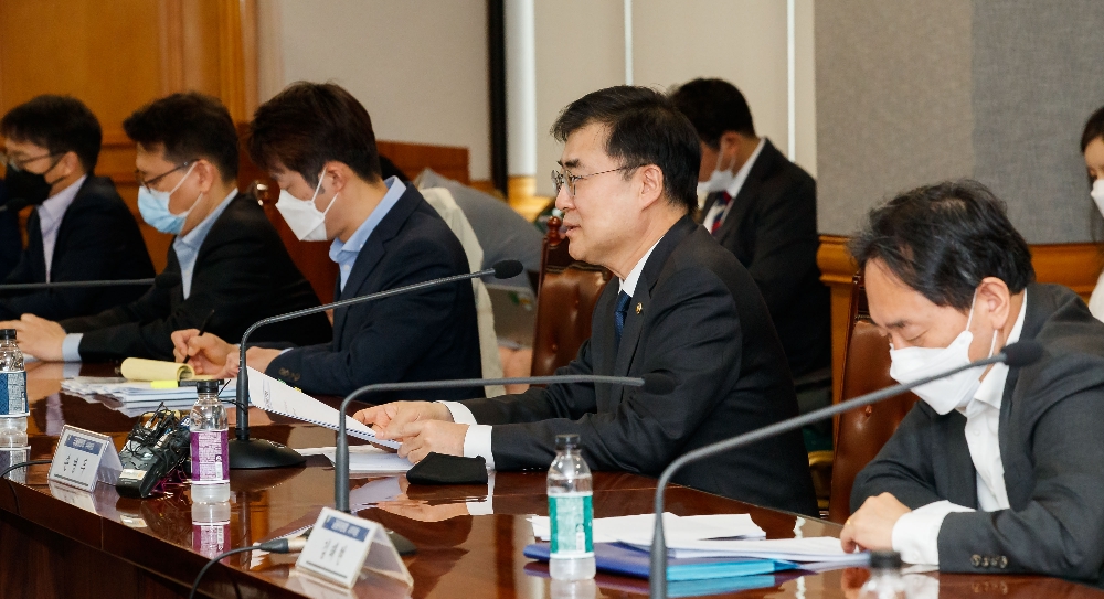 손병두 금융위 부위원장이 12일 서울 중구 은행연합회에서 열린 금융리스크 대응반 회의를 주재하고 모두발언을 하고 있다. / 사진제공= 금융위원회(2020.05.12)