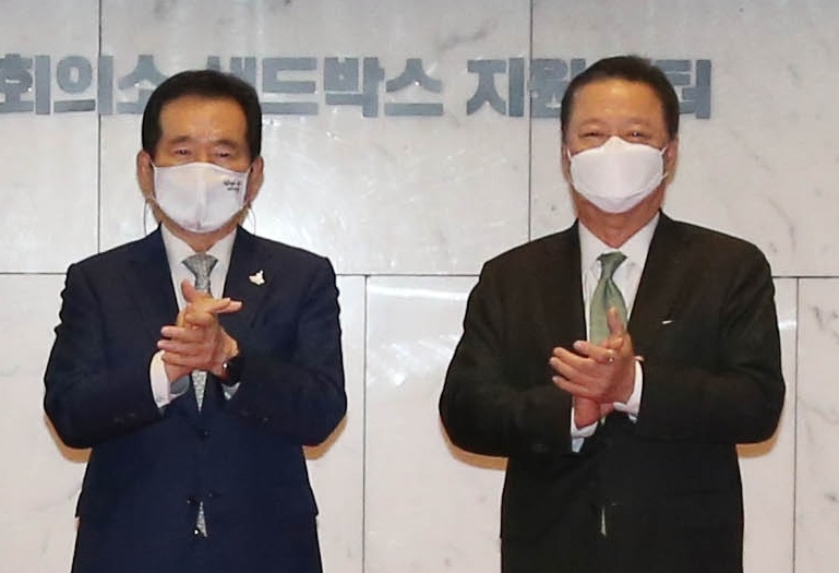 정세균 국무총리(왼쪽)와 박용만 대한상의 회장.