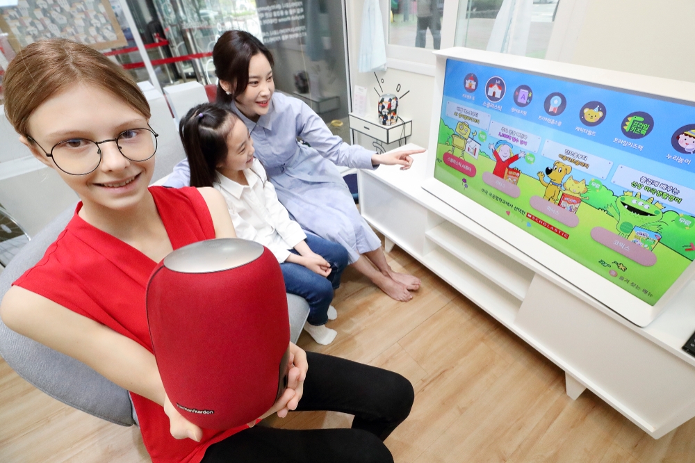 KT가 말로 하는 AI 기반 영어학습 기능과 안심 시청 기능을 강화한 ‘키즈랜드 AI’를 출시한다고 13일 밝혔다. 사진은 KT 모델들이 말로 하는 AI 영어학습 기능 ‘스콜라스틱 AI튜터’를 소개하고 있는 모습이다./사진=KT