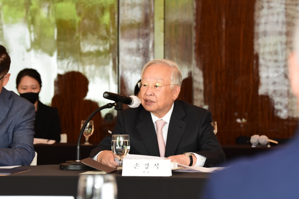 손경식 경총 회장이 14일 열린 경영발전자문위원회에 참석해 말을 전하고 있다./사진=경총