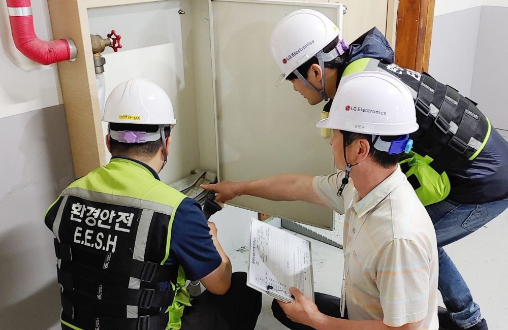 LG전자 담당자가 협력사의 화재 사고 예방을 위해 현장에서 소화전을 점검하고 있다/사진=LG전자