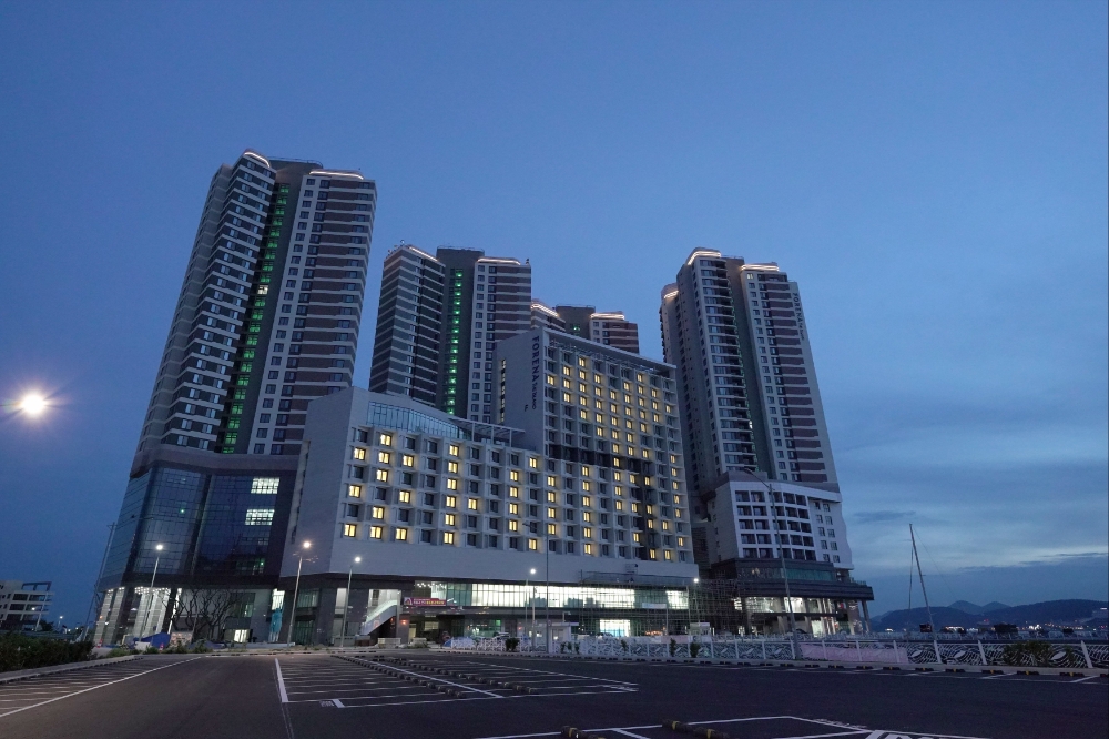 한화건설이 코로나19 극복을 위한 릴레이 점등 캠페인에 동참하고 있다. / 사진=한화건설