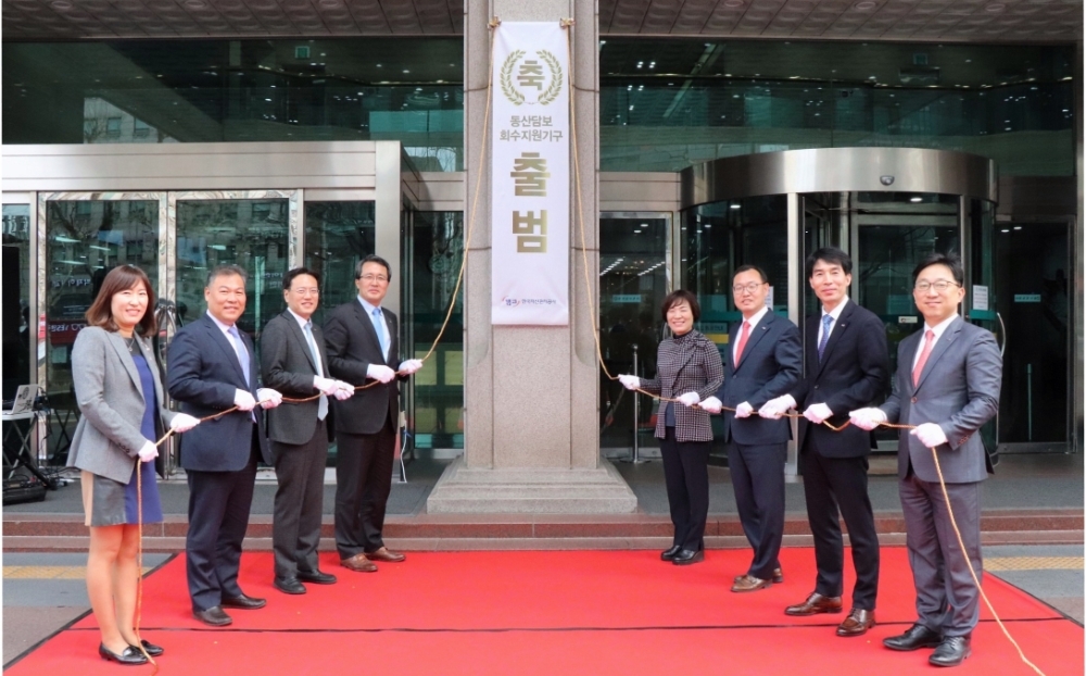 △ ‘캠코동산금융지원’ 현판제막식에서의 문성유 캠코 사장(왼쪽 네 번째)과 기업지원본부 임직원들. /사진=캠코