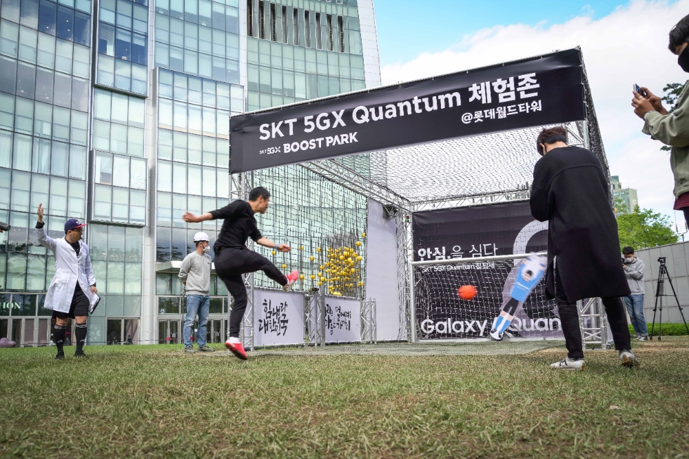 이영표 전 축구 국가대표 선수가 잠실 롯데월드타워 아레나광장 5GX 부스트파크에서 ‘갤럭시 A 퀌텀’ 출시를 기념해 ‘퀀텀 키퍼’가 지키고 있는 골문을 향해 힘차게 공을 차고 있다. /사진=SK텔레콤