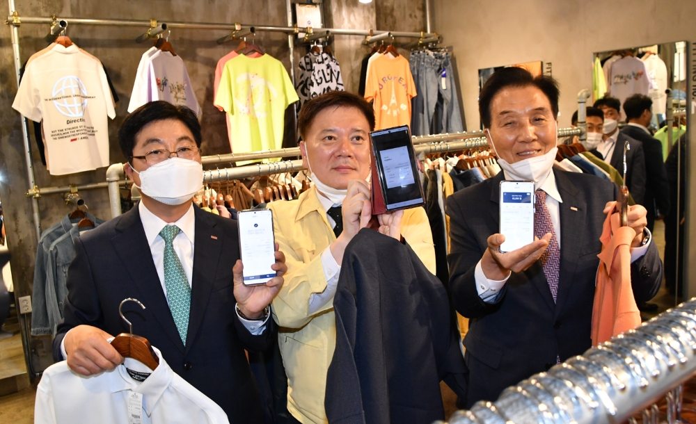 △ ‘울산페이 소비 촉진 릴레이 & 전통시장 긴급재난지원금 소비 촉진 캠페인’에 참여한 황윤철 경남은행장(왼쪽)과 조원경 울산광역시 경제부시장(가운데), 김지완 BNK금융그룹 회장(오른쪽). /사진=BNK경남은행