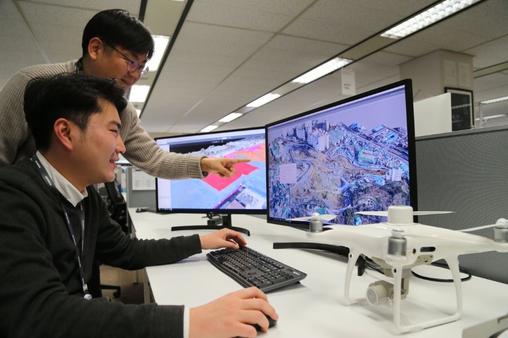 대림산업 직원이 드론으로 촬영하여 3D로 변환한 영상 데이터를 통해 현장 측량 자료를 확인하고 있다. / 사진=대림산업