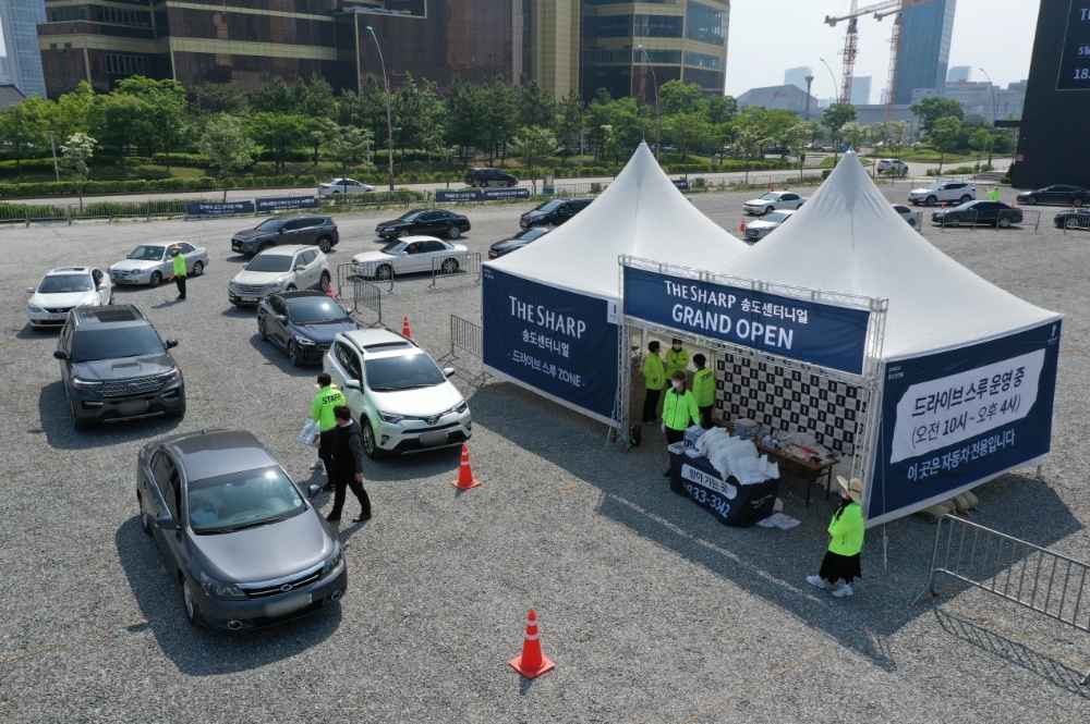 포스코건설이 지난 22일부터 분양에 나선 더샵 송도센터니얼 모델하우스 인근에 마련된 드라이브스루에 주말 사흘간 3800여 대의 차량이 찾았다. / 사진=포스코건설