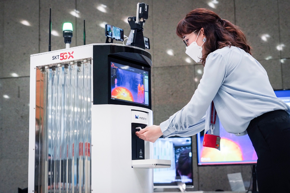 코로나19방역로봇이 방문객에게 손 소독제를 제공하고 있는 모습. 사진은 기사 내용과 무관./사진=SK텔레콤