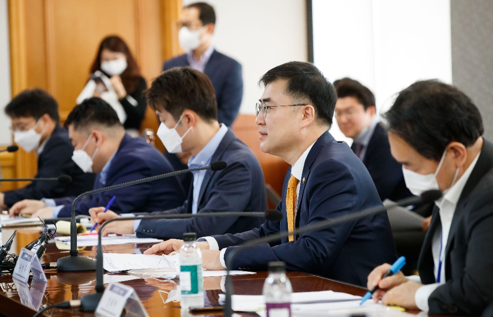 손병두 금융위 부위원장이 26일 서울 중구 은행연합회에서 금융리스크 대응반 회의를 열어 모두발언을 하고 있다. / 사진= 금융위원회(2020.05.26)