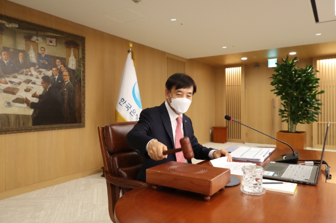 이주열 한국은행 총재가 28일 오전 서울 중구 한은 본관에서 열린 금융통화위원회 본회의에서 회의를 주재하며 의사봉을 두드리고 있다./사진=한국은행