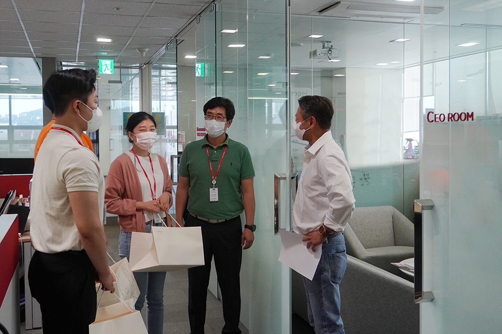 페퍼저축은행 본사에서 전환된 직원들에게 선물과 축하메시지를 전달하는 페퍼저축은행 장매튜 대표(오늘쪽)./사진=페퍼저축은행