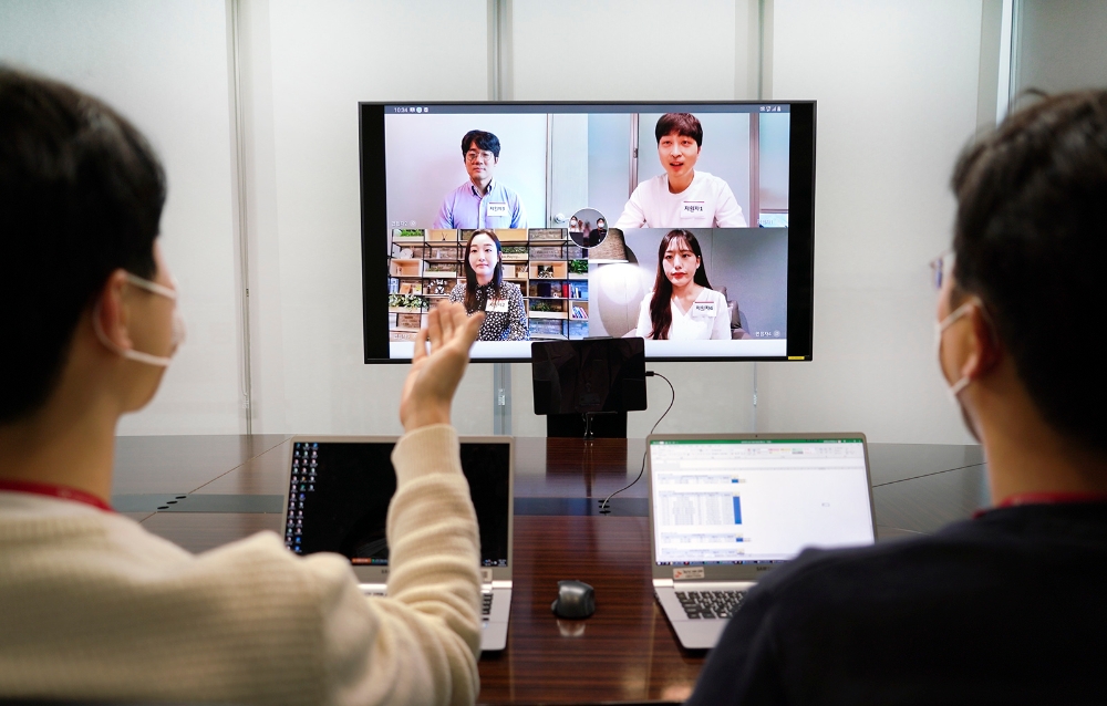 SK텔레콤이 6월 중순에 있을 정기채용 면접에서 대기업 신입사원 채용 최초로 언택트 면접을 실시할 예정이다. SK텔레콤은 자체 개발한 ‘그룹 영상통화’ 솔루션을 활용해 그룹면접을 진행하고 있다./사진=SK텔레콤