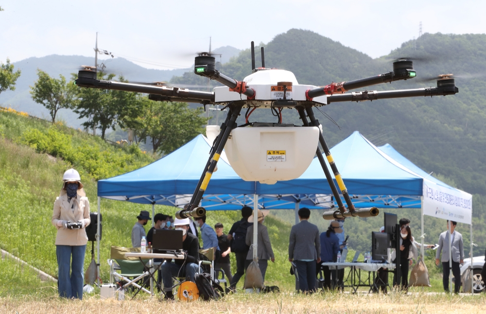 방제 드론이 무인비행장치 교통관리 시스템으로부터 이륙 허가를 받아 미션을 수행하기 위해 목적지로 이동하고 있다./사진=KT