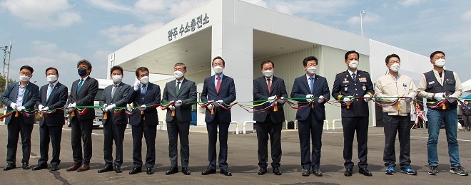 (왼쪽부터) 한국가스안전공사 전북지역 이문호 본부장, 전주 상공회의소 이선홍 회장, 환경부 금한승 대기환경정책관, 완주군 의회 최등원 의장, 완주군 박성일 군수, 전라북도 도의회 송성환 의장, 전라북도 송하진 도지사, 현대자동차 한성권 사장, 안호영 국회의원, 전북지방경찰청 조용식 청장, 현대자동차 문정훈 공장장, 노조 현대차지부 전주공장위원회 주인구 의장.
