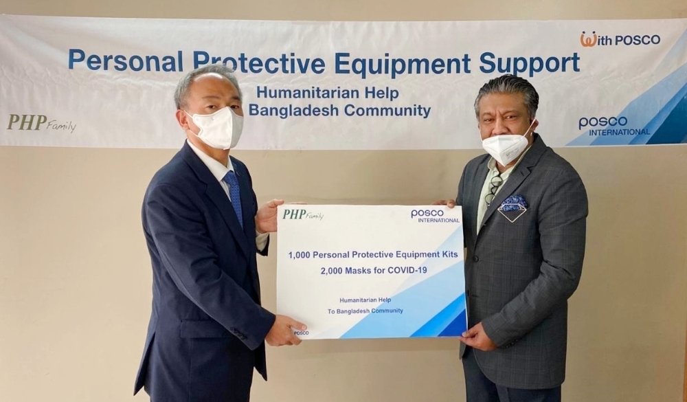 포스코인터내셔널은 8일, 방글라데시 다카지사를 통해 방호복 키트 1,000개와 마스크 2,000개를 현지 최대 압연사인 PHP (Peace, Happiness and Prosperity) STEEL사에 전달했다. 전달식에 참석한 이종범 포스코인터내셔널 다카지사장(사진 왼쪽)과 모하메드 모신 PHP STEEL (사진 오른쪽) 부회장./사진=포스코인터내셔널