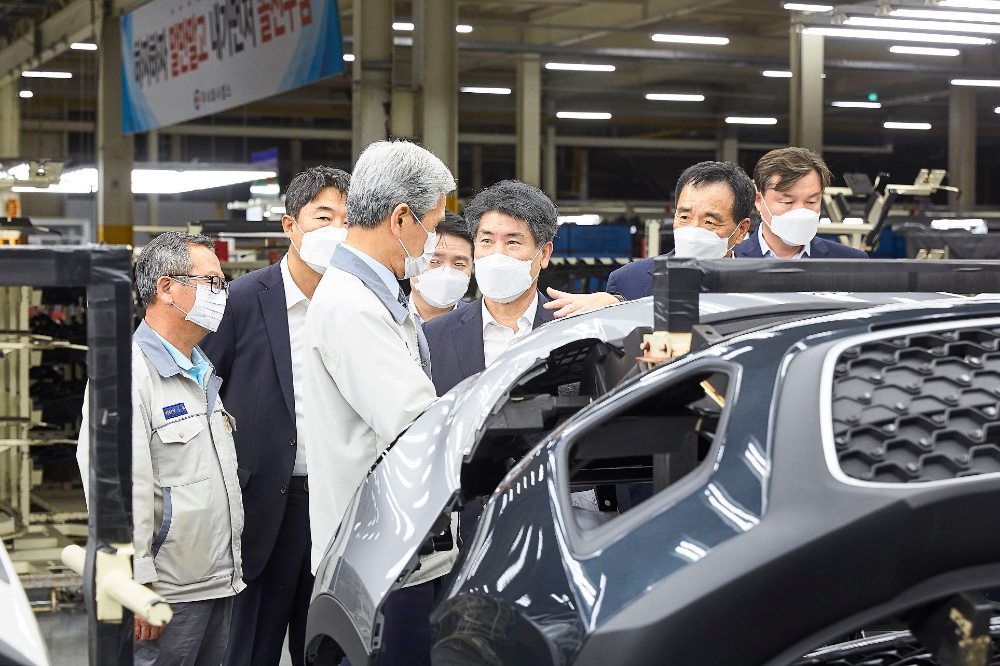 지난 9일 윤종원 IBK기업은행장이 전남 광주지역을 찾아 중소기업 대표자들과 간담회를 갖고, 생산 중단으로 피해를 입은 자동차 부품 산업 현장을 방문했다. / 사진= IBK기업은행(2020.06.10)