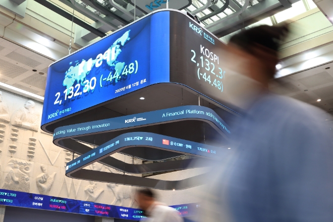 ▲12일 코스피지수는 전 거래일보다 44.48포인트 (2.04%) 내린 2132.30으로 마감했다./ 사진=한국거래소