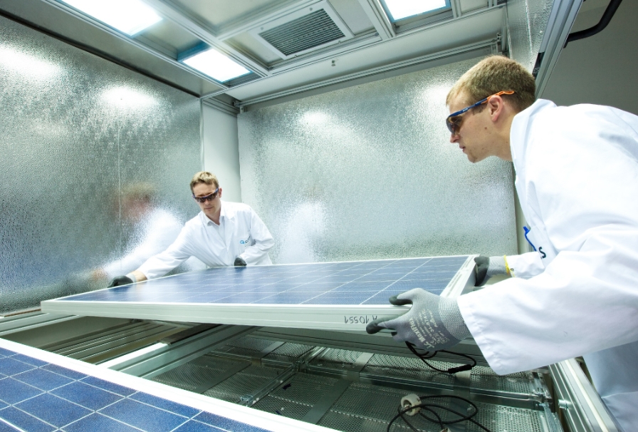 한화큐셀이 독일 기술혁신센터에서 진행하는 태양광 모듈 품질 테스트 모습./사진=한화큐셀