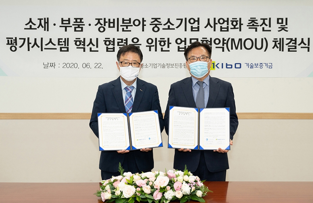 정윤모 기술보증기금 이사장(왼쪽)과 이재홍 중소기업기술정보진흥원장(오른쪽). /사진=기술보증기금