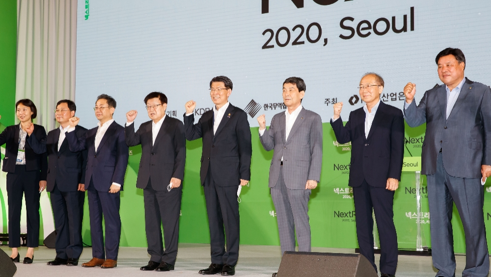 김영주 한국무역협회장과 은성수 금융위원장, 이동걸 산업은행 회장, 원광연 국가과학기술연구회 이사장, 서정진 셀트리온그룹 회장(왼쪽 네 번째부터) 등 참석자들이 기념사진을 찍고 있다. /사진=금융위원회